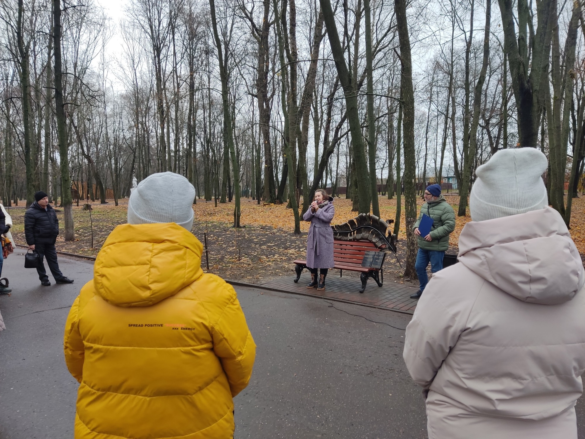 Литературная скамья» украсила главную аллею парка